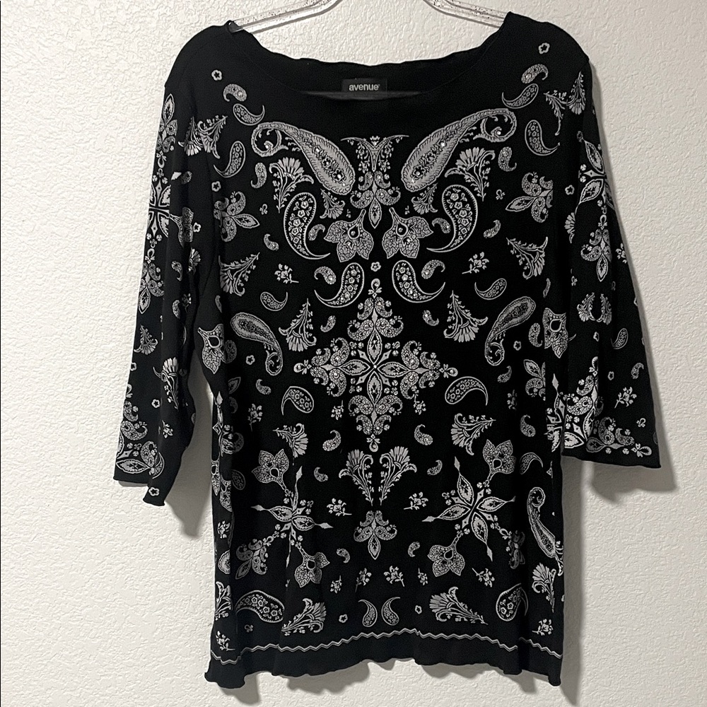 Avenue Black and White Paisley Tunic Blouse with Bling Embellishments Size 18/20